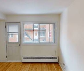 Bright and Spacious 2-bedroom Pet-Friendly Apartment - Photo 1