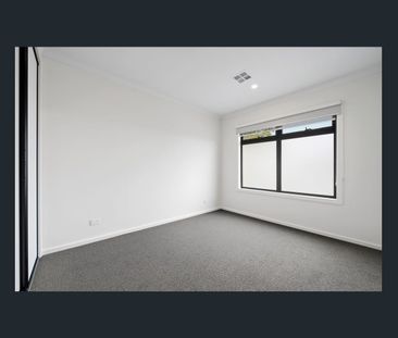 Stunning 2 Bedroom, 2 Living Room New Town Residence! - Photo 4