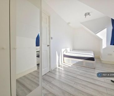 1 bedroom in a flat share to rent - Photo 3