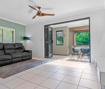 UNFURNISHED 3 BEDROOM TOP FLOOR UNIT! - Photo 4