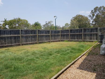 Spacious 3 bedroom 2 bathroom townhouse for rent! - Photo 2