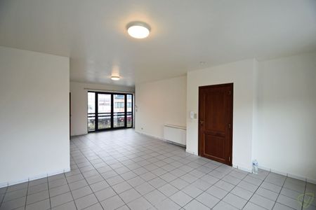Volledig vernieuwd en zeer ruim duplex-appartement nabij het centrum! - Photo 3