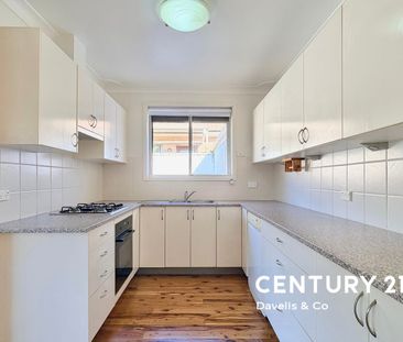 Charming 3-Bedroom Home with Spacious Backyard - Photo 3