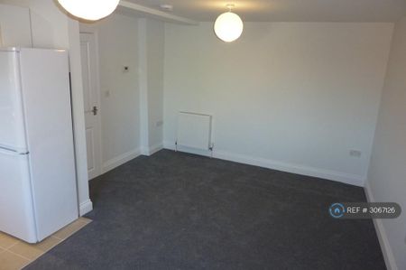 2 bedroom maisonette to rent - Photo 4