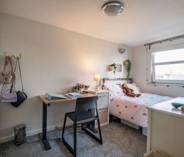 Brilliant six bedroom three story house - Photo 5