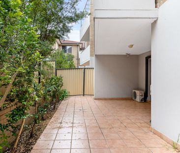 Large Courtyard Apartment - Photo 6