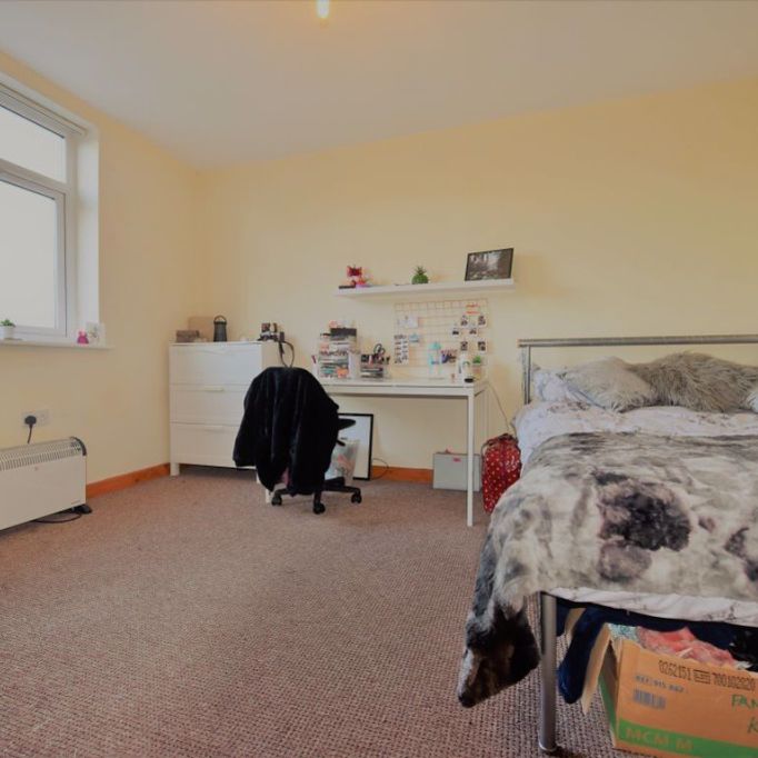 2 bedroom Flat in 1 Low Close Street, Leeds - Photo 1