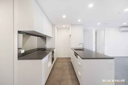 Luxury Two-Bedroom Apartment with Lifestyle Perks - Photo 4