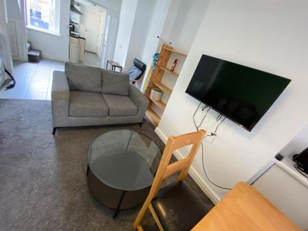 3 bedroom private hall to rent - Photo 3