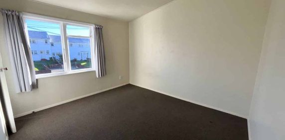 Three bedroom unit - Photo 2