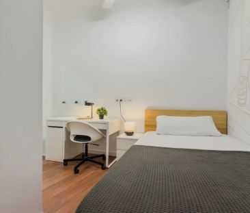 Single Bed in Rooms for rent in 7-bedroom apartment in Barcelona - Photo 3