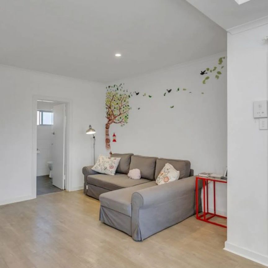 FURNISHED APARTMENT , SENSATIONAL LIVING IN ENVIABLE LOCATION! - Photo 1