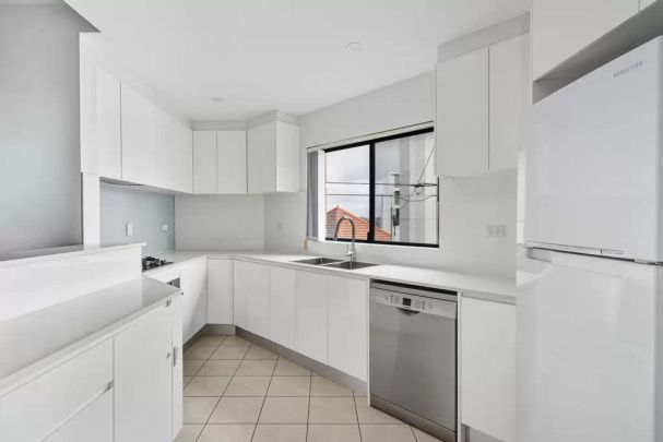 Spacious two-bedroom apartment in the heart of Dulwich Hill - Photo 1