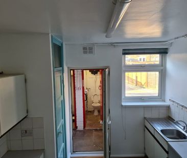 4 Bed Semi-Detached House, Amhurst Close, LE3 - Photo 4