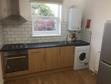 3 bedroom flat to rent - Photo 4