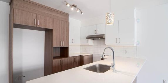 À Louer Superbe 4,5 Triplex Laval Ste-Rose Près Écoles et Commerces (avec stationnement) - Photo 2