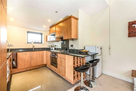 A superbly appointed penthouse apartment well located to the north of Newbury town centre with 2 parking spaces. - Photo 5