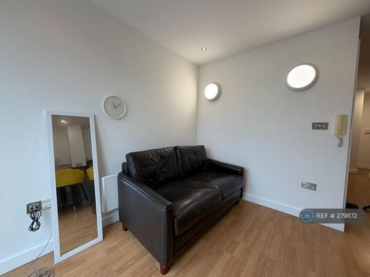 Studio to rent - Photo 1