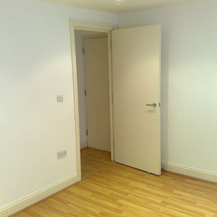 Cracking 2 bed flat with garden to Let in top location in Barnes - Photo 1