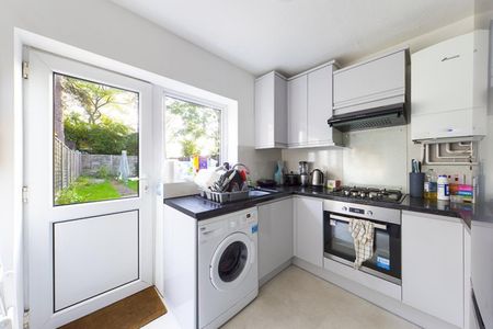 4 bedroom House To Let - Photo 3