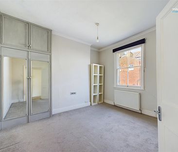 Spacious split level, double bedroom apartment located in central Hove, moments away from Church Road. Offered to let un-furnished. Available 30th May 2024. - Photo 1