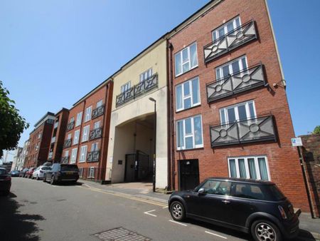 A fantastic two double bedroom flat in a secure development with wonderful views! **Video tour available** - Photo 2