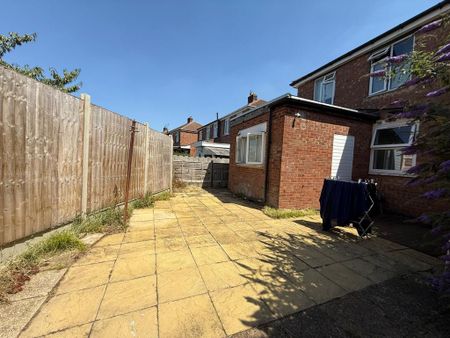 1 bedroom in a house share to rent - Photo 2