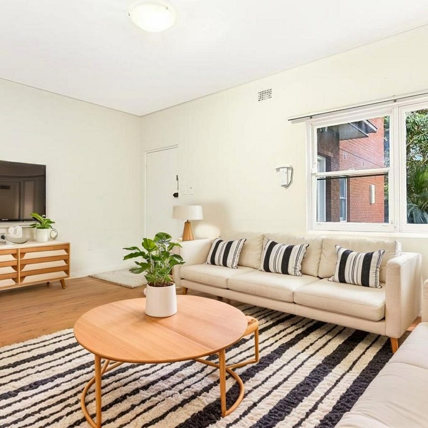 Bright & Private 2 Bedroom Apartment in Boutique Block - Photo 1