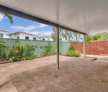 TIDY VILLA IN POPLUAR KIRRA SHORES - Photo 6