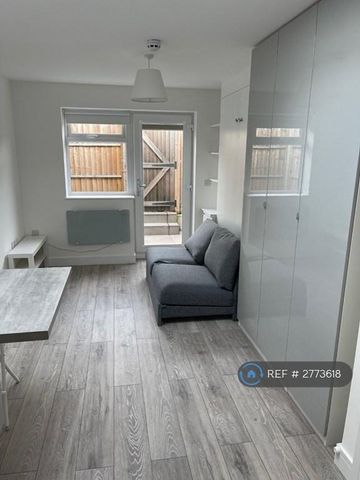 Studio to rent - Photo 2