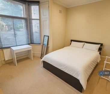 1 bedroom in a flat share to rent - Photo 3