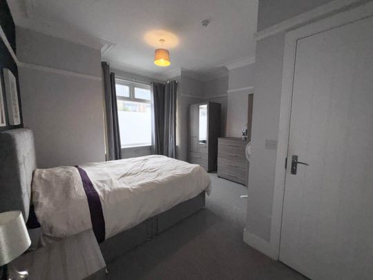 Hough Lane (room 1 ), Bramley, Leeds - Photo 1