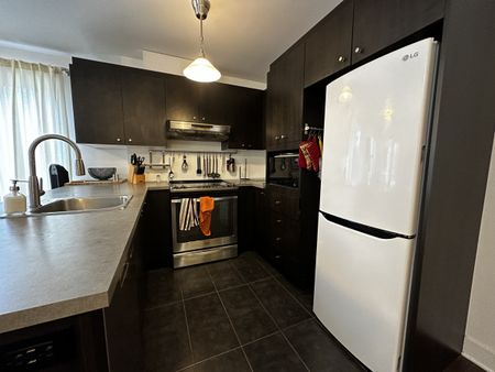 Condo 2 chambres offert en location complètement meublé - Photo 3