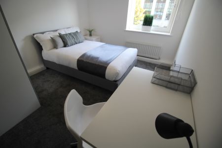 3 Bedroom Apartment - Photo 2