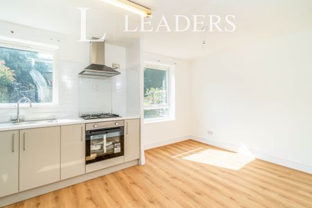 3 bedroom terraced to rent The Copse, Chichester, PO19 - Photo 2