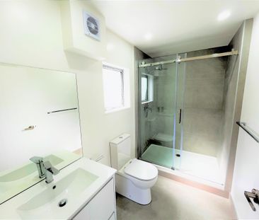 RARE 3BR 2BTH MODERN, PENTHOUSE - SPACIOUS & CENTRAL - Photo 6