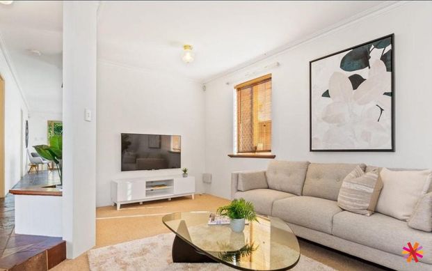 THREE BEDROOM ONE BATHROOM VILLA IN EAST VIC PARK! - Photo 1