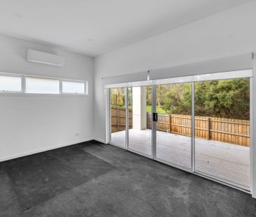 TRIPLE STORY THREE BEDROOM TOWNHOUSE - Photo 3