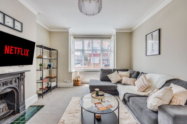 5 Bed Terraced House, Rannoch Road, W6 - Photo 1