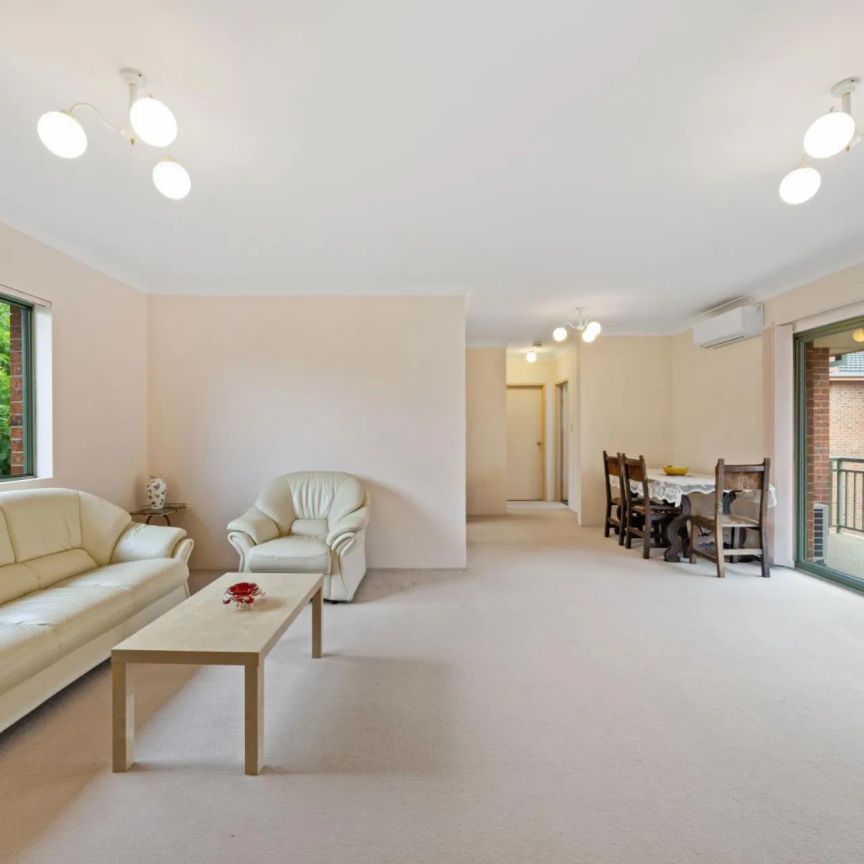 Large, well presented two bedroom unit. - Photo 1