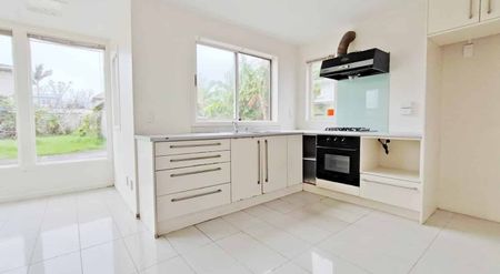 Sunny 5 Bedroom house in the prime location of Takapuna - Photo 3