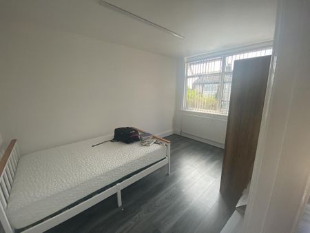 4 bedroom semi-detached house to rent - Photo 3
