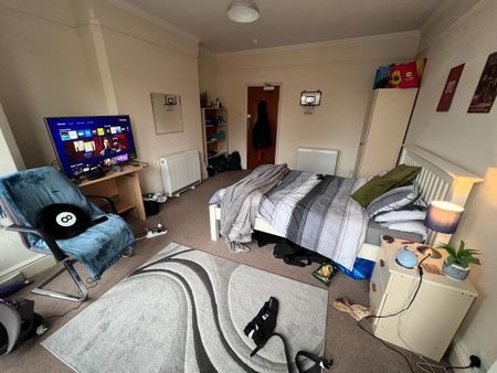 8 bedroom end of terrace house to rent - Photo 2