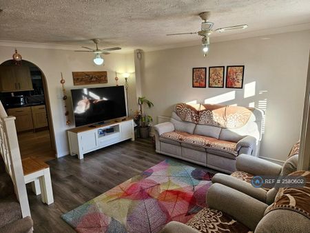 4 bedroom end of terrace house to rent - Photo 3