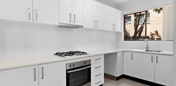 FULLY RENOVATED 2 BEDROOM APARTMENT, WITH FLOOR TILES THROUGH-OUT & GAS COOKING - Photo 2