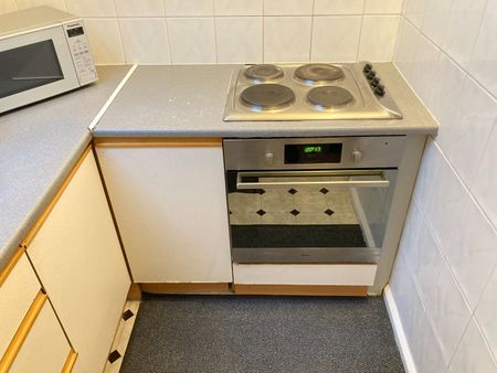 Room in a Shared House, Very Near Craven Avenue Area, W5 - Photo 4