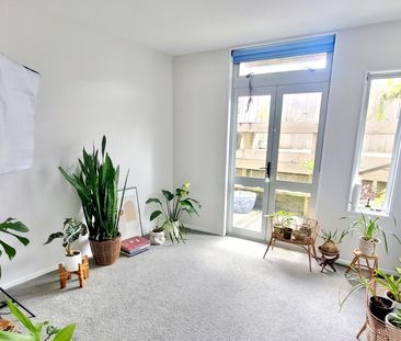 Convenient Glen Eden Living – 3 Bed Townhouse with Garage - Photo 1