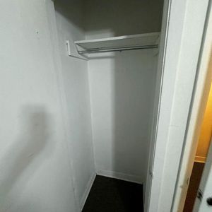 GHETTO MCGILL- 3 1/2 ENSOLLEILLÉ - 1 CHAMBRE FERMÉE - Photo 2