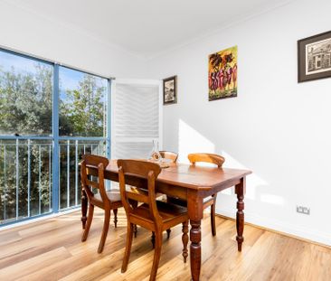 Premium Stylish Apartment with a Short Walk to North Sydney CBD - Photo 6