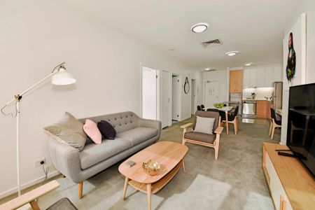Bright 2-bedroom apartment near Melbourne Central Station - Photo 3
